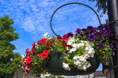 Yazın Tataristan, Kazan ve Bolgar 'da tarihi yürüyüş bulutlu yaz gökyüzünün arka planına karşı