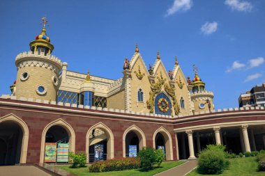 Yazın Tataristan, Kazan ve Bolgar 'da tarihi yürüyüş bulutlu yaz gökyüzünün arka planına karşı