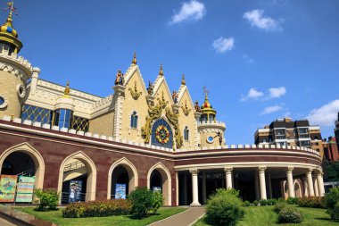 Yazın Tataristan, Kazan ve Bolgar 'da tarihi yürüyüş bulutlu yaz gökyüzünün arka planına karşı
