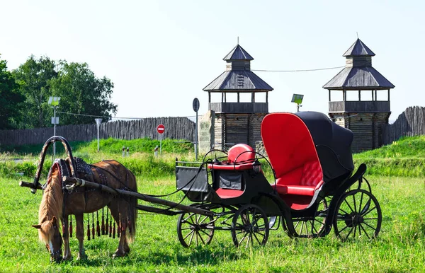 Yazın Tataristan, Kazan ve Bolgar 'da tarihi yürüyüş bulutlu yaz gökyüzünün arka planına karşı