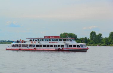 Turist yaz yürüyüşü Nizhny Novgorod 'un tarihi yerlerinde