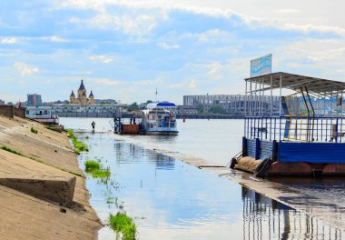 Turist yaz yürüyüşü Nizhny Novgorod 'un tarihi yerlerinde