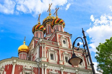 Turist yaz yürüyüşü Nizhny Novgorod 'un tarihi yerlerinde