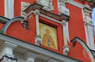 Turist yaz yürüyüşü Nizhny Novgorod 'un tarihi yerlerinde