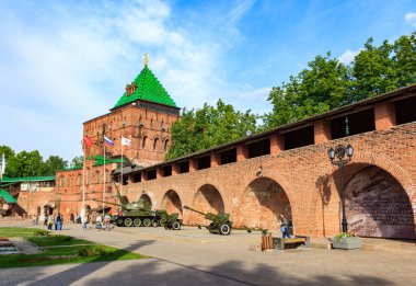 Turist yaz yürüyüşü Nizhny Novgorod 'un tarihi yerlerinde