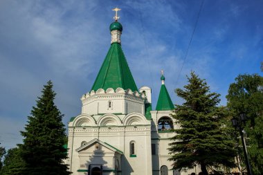 Turist yaz yürüyüşü Nizhny Novgorod 'un tarihi yerlerinde