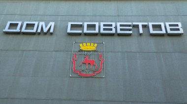 Turist yaz yürüyüşü Nizhny Novgorod 'un tarihi yerlerinde