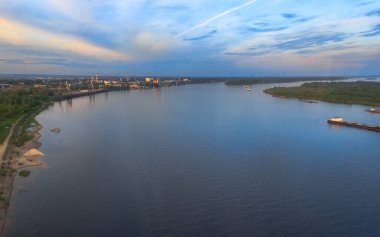 Turist yaz yürüyüşü Nizhny Novgorod 'un tarihi yerlerinde