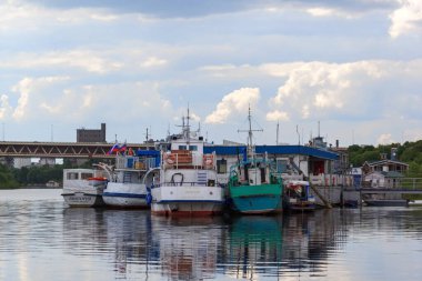 Turist yaz yürüyüşü Nizhny Novgorod 'un tarihi yerlerinde