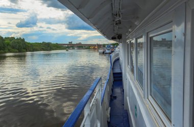 Turist yaz yürüyüşü Nizhny Novgorod 'un tarihi yerlerinde