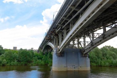 Turist yaz yürüyüşü Nizhny Novgorod 'un tarihi yerlerinde