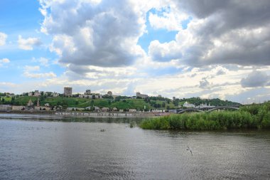 Turist yaz yürüyüşü Nizhny Novgorod 'un tarihi yerlerinde