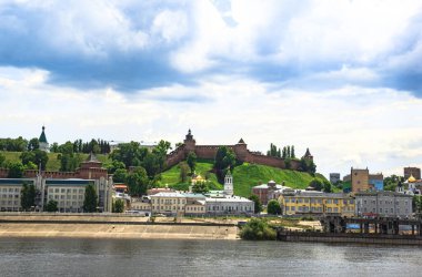 Turist yaz yürüyüşü Nizhny Novgorod 'un tarihi yerlerinde
