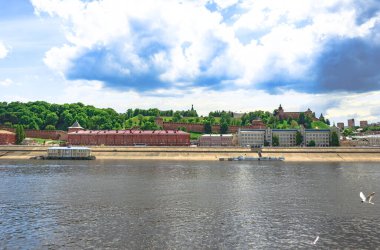 Turist yaz yürüyüşü Nizhny Novgorod 'un tarihi yerlerinde