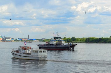 Turist yaz yürüyüşü Nizhny Novgorod 'un tarihi yerlerinde