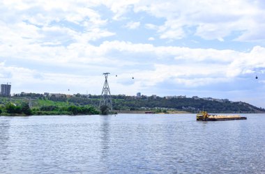 Turist yaz yürüyüşü Nizhny Novgorod 'un tarihi yerlerinde