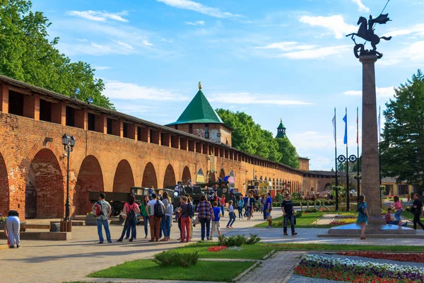 Turist yaz yürüyüşü Nizhny Novgorod 'un tarihi yerlerinde
