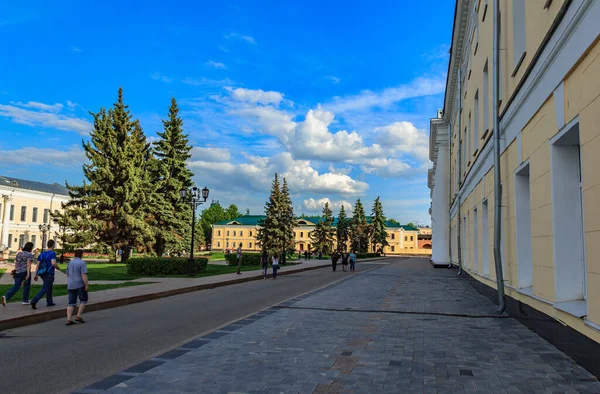 Turistická Letní Procházka Historickými Památkami Nižního Novgorodu — Stock fotografie