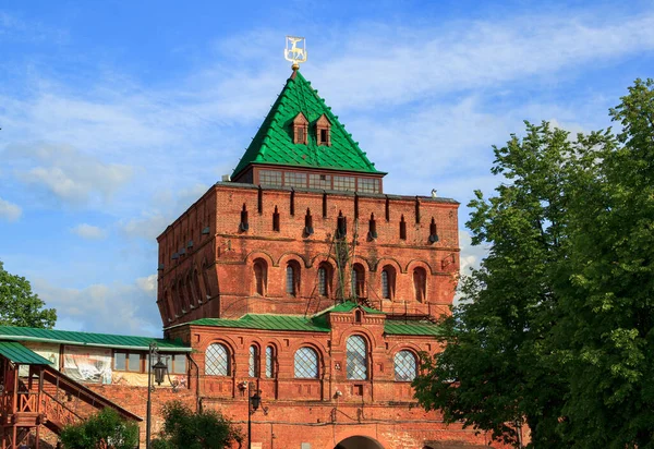 Turist yaz yürüyüşü Nizhny Novgorod 'un tarihi yerlerinde