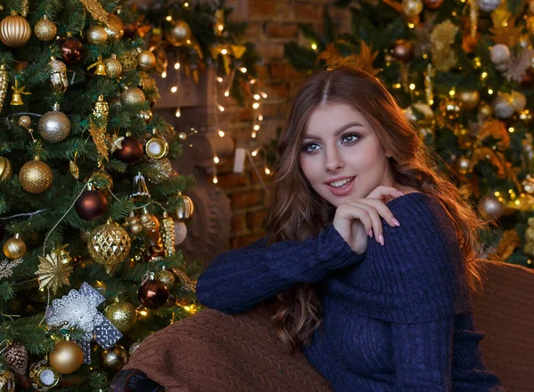 Mladá Krásná Dívka Volnými Vlasy Zblízka Sedí Vedle Vánočního Stromečku — Stock fotografie