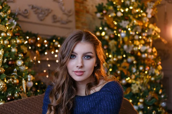 Mladá Krásná Dívka Volnými Vlasy Zblízka Sedí Vedle Vánočního Stromečku — Stock fotografie