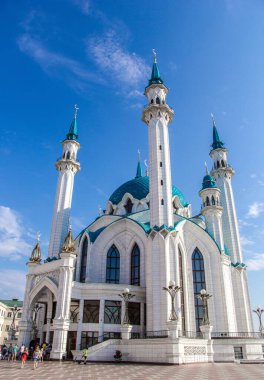 Tataristan 'da tarihi yürüyüş, Kazan yazın bulutlu gökyüzünün arka planına karşı.
