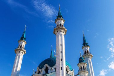 Tataristan 'da tarihi yürüyüş, Kazan yazın bulutlu gökyüzünün arka planına karşı.