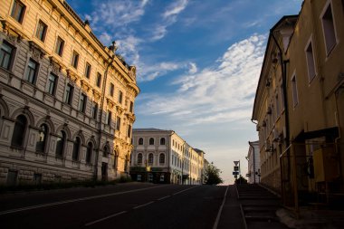 Tataristan 'da tarihi yürüyüş, Kazan yazın bulutlu gökyüzünün arka planına karşı.