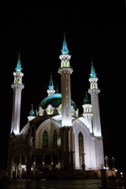 Tataristan 'da tarihi yürüyüş, Kazan yazın bulutlu gökyüzünün arka planına karşı.