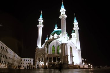 Tataristan 'da tarihi yürüyüş, Kazan yazın bulutlu gökyüzünün arka planına karşı.
