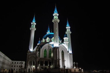 Tataristan 'da tarihi yürüyüş, Kazan yazın bulutlu gökyüzünün arka planına karşı.