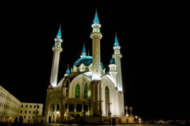 Tataristan 'da tarihi yürüyüş, Kazan yazın bulutlu gökyüzünün arka planına karşı.