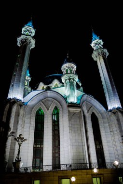 Tataristan 'da tarihi yürüyüş, Kazan yazın bulutlu gökyüzünün arka planına karşı.