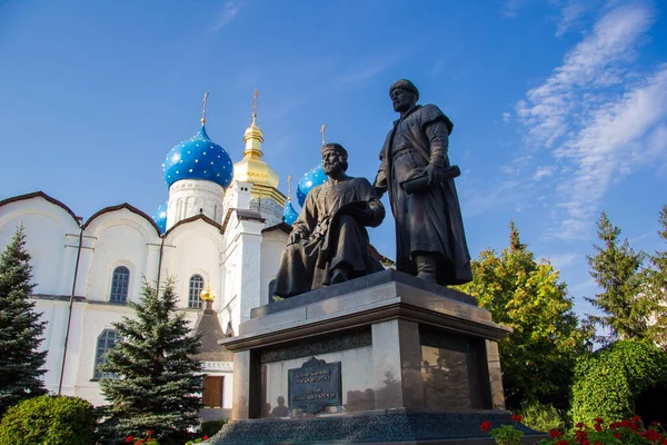 Tataristan 'da tarihi yürüyüş, Kazan yazın bulutlu gökyüzünün arka planına karşı.