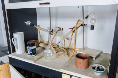 Pokrovsky Kardeşler Birliği 'nin bir şarap deposu olan terk edilmiş içki fabrikasında araştırma gezisi.