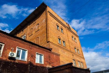 Pokrovsky Kardeşler Birliği 'nin bir şarap deposu olan terk edilmiş içki fabrikasında araştırma gezisi.