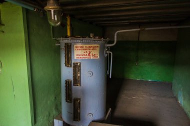 Pokrovsky Kardeşler Birliği 'nin bir şarap deposu olan terk edilmiş içki fabrikasında araştırma gezisi.