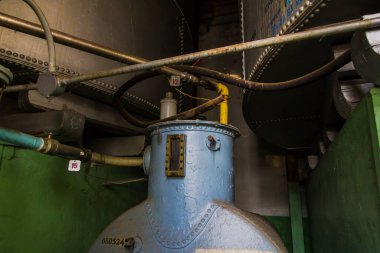 Pokrovsky Kardeşler Birliği 'nin bir şarap deposu olan terk edilmiş içki fabrikasında araştırma gezisi.