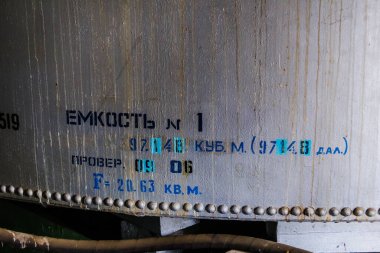 Pokrovsky Kardeşler Birliği 'nin bir şarap deposu olan terk edilmiş içki fabrikasında araştırma gezisi.