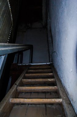 Pokrovsky Kardeşler Birliği 'nin bir şarap deposu olan terk edilmiş içki fabrikasında araştırma gezisi.