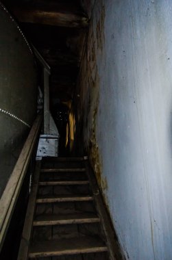 Pokrovsky Kardeşler Birliği 'nin bir şarap deposu olan terk edilmiş içki fabrikasında araştırma gezisi.
