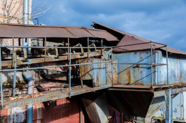 Pokrovsky Kardeşler Birliği 'nin bir şarap deposu olan terk edilmiş içki fabrikasında araştırma gezisi.