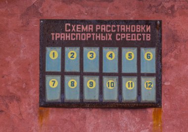 Pokrovsky Kardeşler Birliği 'nin bir şarap deposu olan terk edilmiş içki fabrikasında araştırma gezisi.