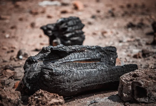 Gran Trozo Carbón Cerca Tendido Suelo Entre Las Piedras — Foto de Stock