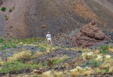 Savaştan sonra elinde bir hançerle dağlarda dinlenen savaşçı gezgin.