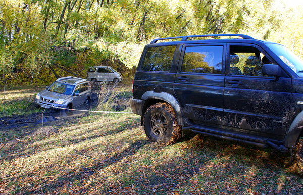 обучение внедорожных любительских гонок на частных автомобилях на скорости по бездорожью
