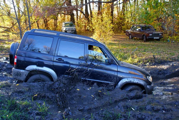 オフロードでのトレーニングオフロードでのスピードで自家用車でのアマチュアレース — ストック写真