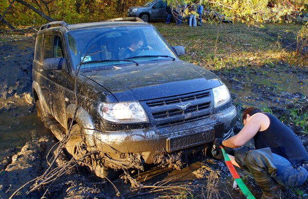 обучение внедорожных любительских гонок на частных автомобилях на скорости по бездорожью
