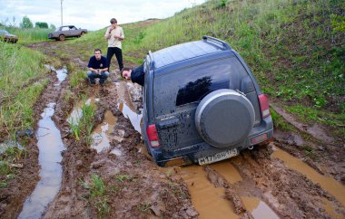 Off-road Amatör yarışları off-road hızında özel arabalarda eğitiliyor