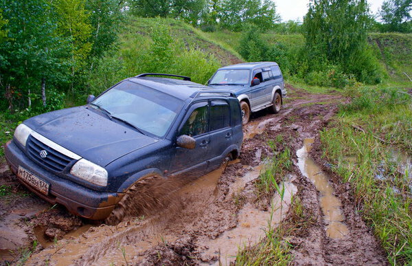 обучение внедорожных любительских гонок на частных автомобилях на скорости по бездорожью
